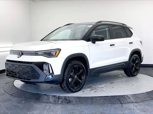 New 2026 Volkswagen Taos SE image 2