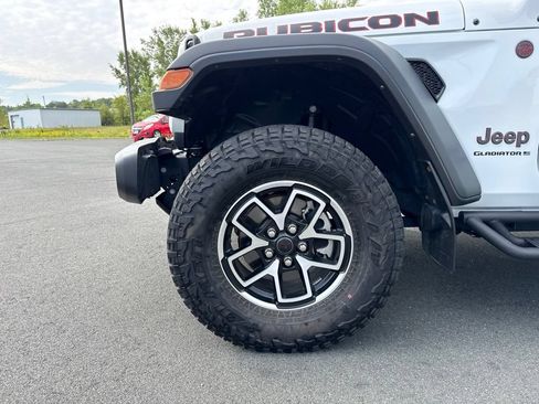 Used 2024 Jeep Gladiator Rubicon w/ Technology Group AWD/4WD image 40