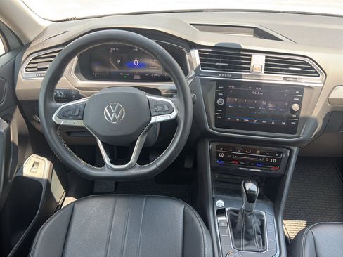 Used 2024 Volkswagen Tiguan SE AWD/4WD image 12