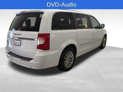 Used 2016 Chrysler Town & Country Touring-L FWD image 7