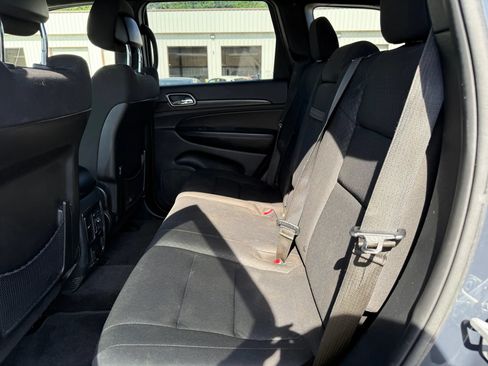 Used 2018 Jeep Grand Cherokee Laredo AWD/4WD image 21