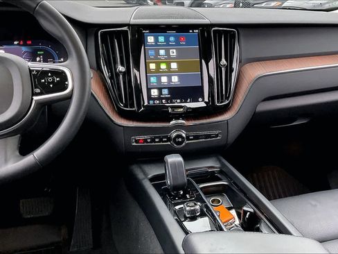 Used 2023 Volvo XC60 T8 Plus image 9