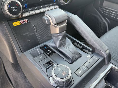 Used 2025 Toyota Tacoma Limited AWD/4WD image 19
