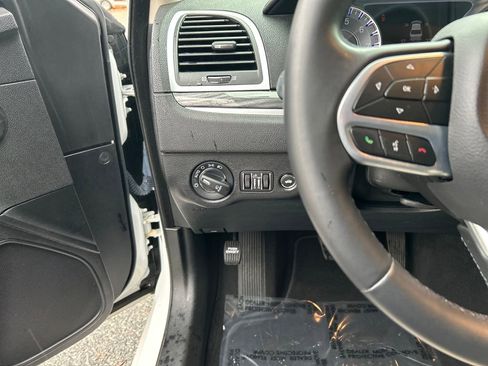 Used 2021 Chrysler 300 Touring L image 22