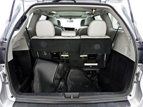 Used 2017 Toyota Sienna Limited image 9