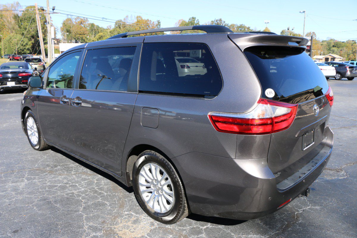 Used 2015 Toyota Sienna XLE w/ XLE Navigation Package FWD image 3
