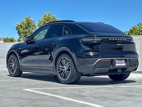 Used 2025 Porsche Macan Electric RWD image 3