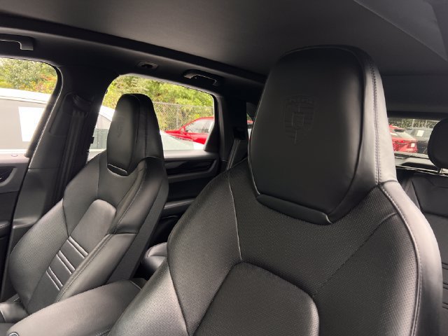 Used 2023 Porsche Cayenne AWD/4WD image 14