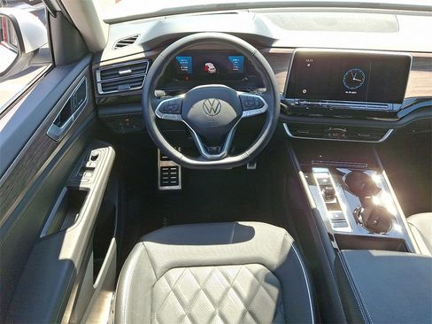 Used 2024 Volkswagen Atlas SEL Premium R-Line image 11