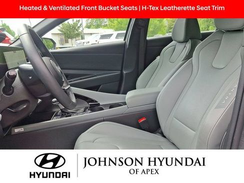 Used 2025 Hyundai Elantra Limited FWD image 13