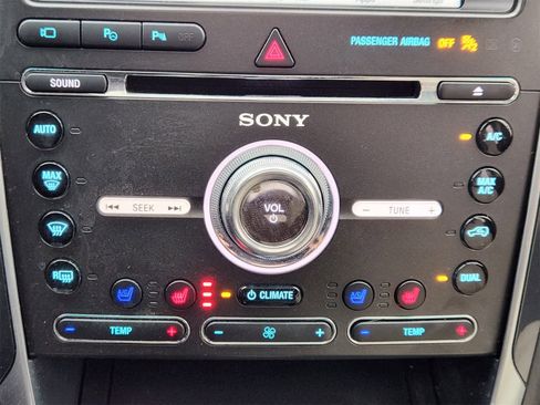 Used 2017 Ford Explorer Platinum image 18