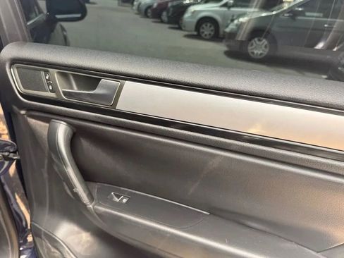 Used 2014 Volkswagen Touareg Sport AWD/4WD image 2