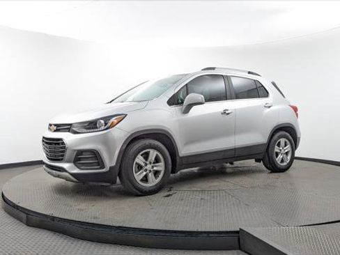 Used 2020 Chevrolet Trax LT w/ LT Convenience Package image 2