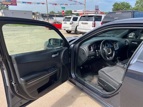Used 2018 Dodge Charger SXT RWD image 8