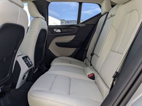 Certified 2025 Volvo XC40 B5 Plus w/ Protection Package Premier image 18