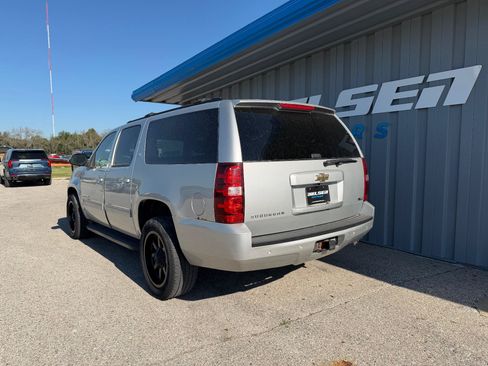 Used 2010 Chevrolet Suburban LT w/ Luxury Package AWD/4WD image 8