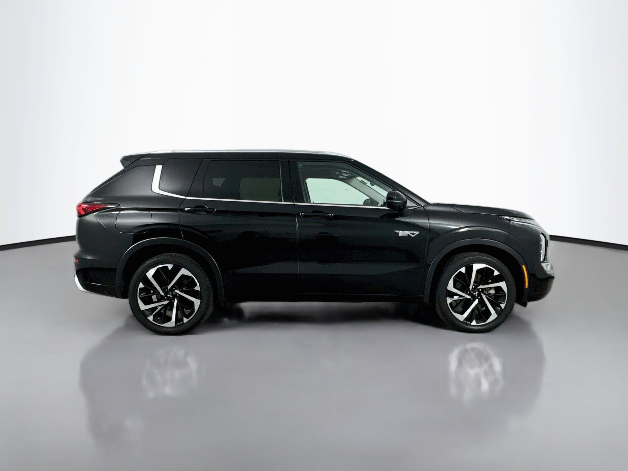 Used 2025 Mitsubishi Outlander 4WD Plug-In Hybrid image 8
