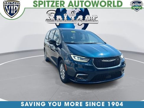 Used 2024 Chrysler Pacifica Touring-L FWD image 2