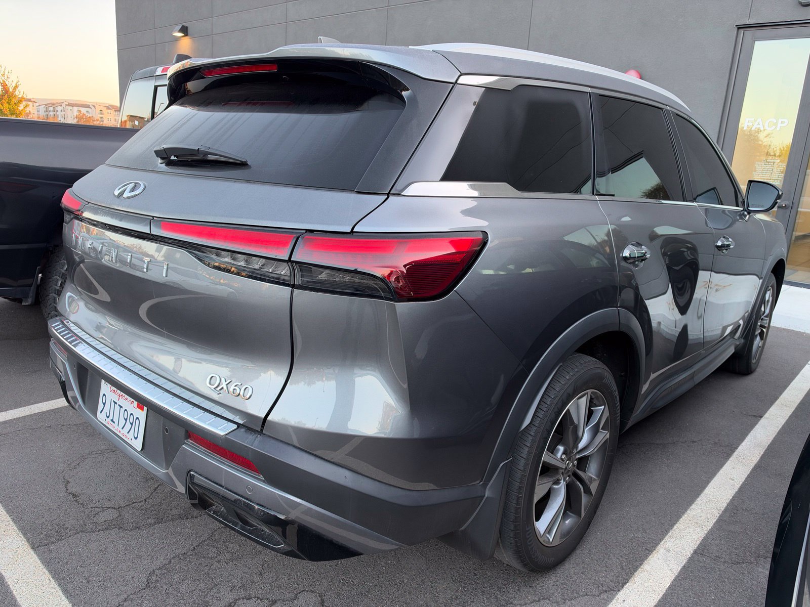 Used 2023 INFINITI QX60 Luxe w/ Cargo Package FWD image 5