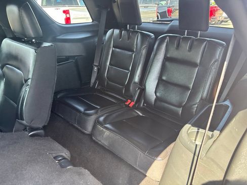 Used 2019 Ford Explorer XLT w/ Equipment Group 202A AWD/4WD image 39