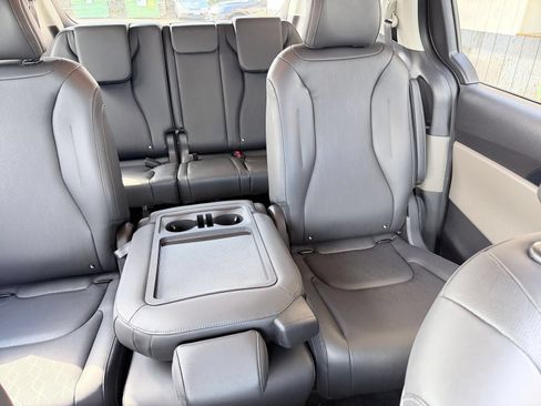 Used 2026 Kia Carnival FWD image 40