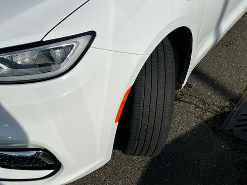 Used 2024 Chrysler Pacifica Select image 3