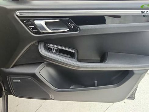 Used 2018 Porsche Macan AWD/4WD image 23