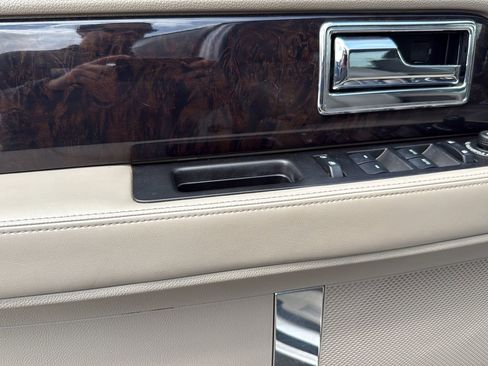 Used 2017 Lincoln Navigator Select RWD image 7