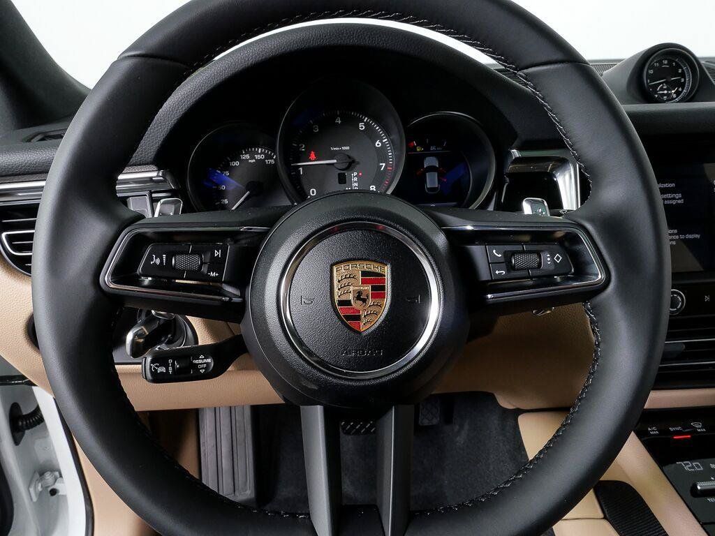 Certified 2026 Porsche Macan AWD/4WD image 9
