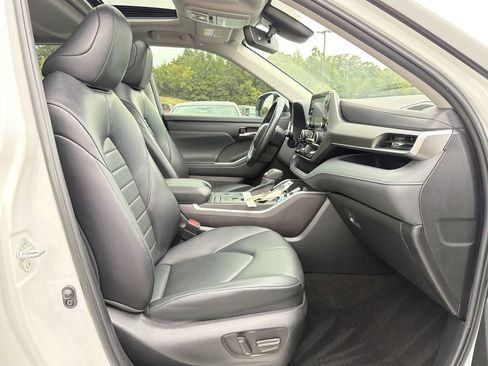 Used 2022 Toyota Highlander XLE FWD image 20