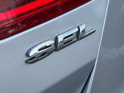 Used 2018 Ford Taurus SEL image 11