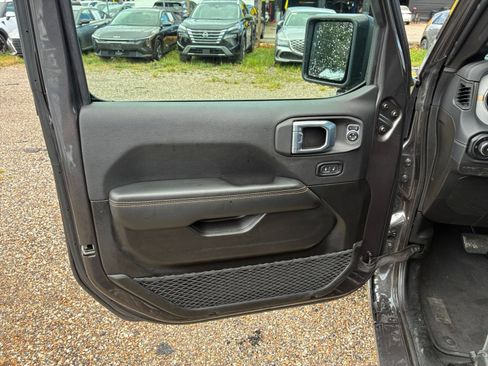 Used 2025 Jeep Wrangler Unlimited Sahara AWD/4WD image 15