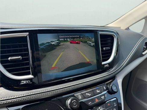 Used 2024 Chrysler Pacifica Limited FWD image 24