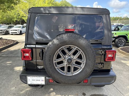 Used 2025 Jeep Wrangler Sport S image 6