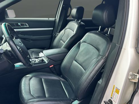 Used 2017 Ford Explorer XLT w/ Equipment Group 202A AWD/4WD image 11