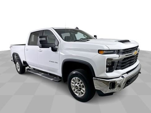 Used 2025 Chevrolet Silverado 2500 LT w/ Convenience Package AWD/4WD image 2