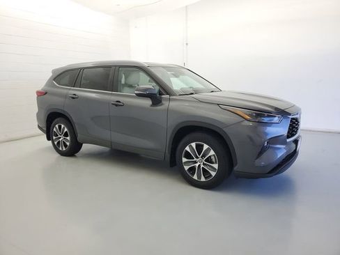 Used 2023 Toyota Highlander XLE image 4