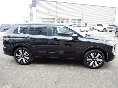 Used 2025 Mitsubishi Outlander SE image 8