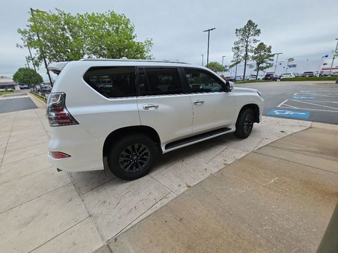 Used 2023 Lexus GX 460 Premium w/ Premium Package AWD/4WD image 3