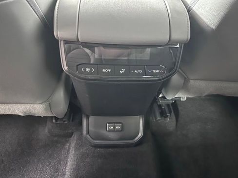 Used 2023 Toyota Highlander XLE AWD/4WD image 20