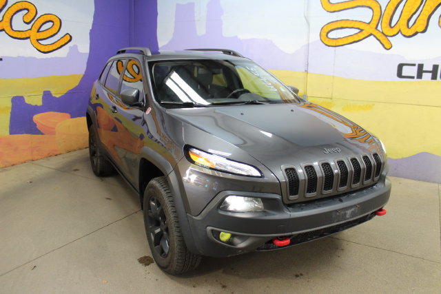 Used 2018 Jeep Cherokee Trailhawk w/ Comfort & Convenience Group AWD/4WD image 2