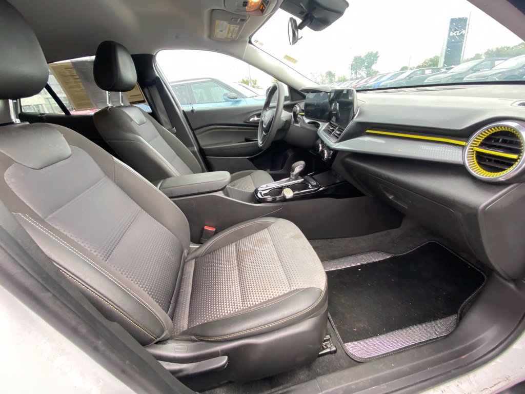 Used 2025 Chevrolet Trax LT FWD image 24