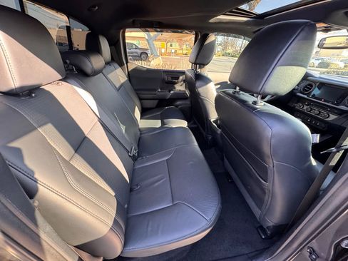 Used 2019 Toyota Tacoma TRD Off-Road image 15