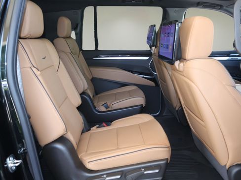 New 2026 Cadillac Escalade ESV Luxury w/ LPO, Floor Liner Package AWD/4WD image 18
