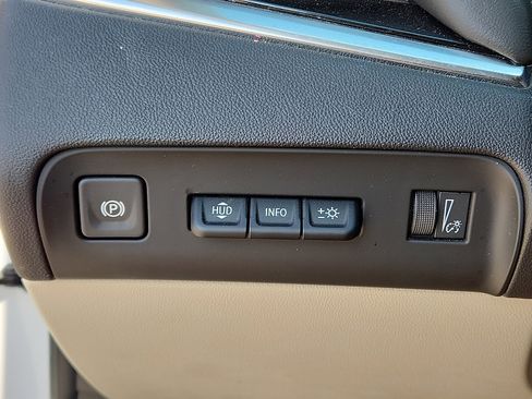 Used 2023 Buick Enclave Avenir w/ Avenir Technology Package image 18