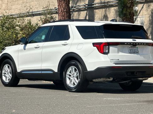 Certified 2025 Ford Explorer Active RWD image 5