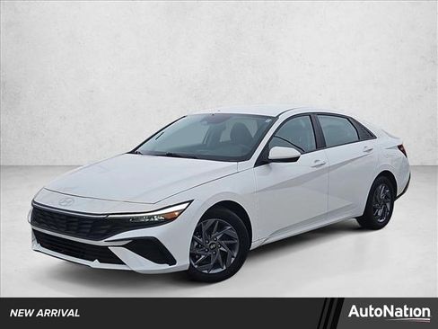 Used 2024 Hyundai Elantra SEL image 1