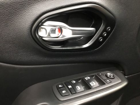 Used 2022 Jeep Cherokee Trailhawk AWD/4WD image 7