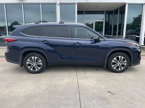 Used 2023 Toyota Highlander XLE FWD image 6