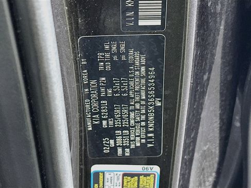 Used 2025 Kia Carnival FWD image 12